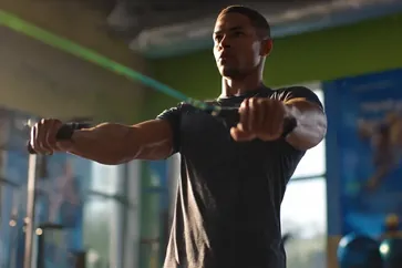 Face pull z gum: Technika, korzyci i skuteczny plan treningowy
